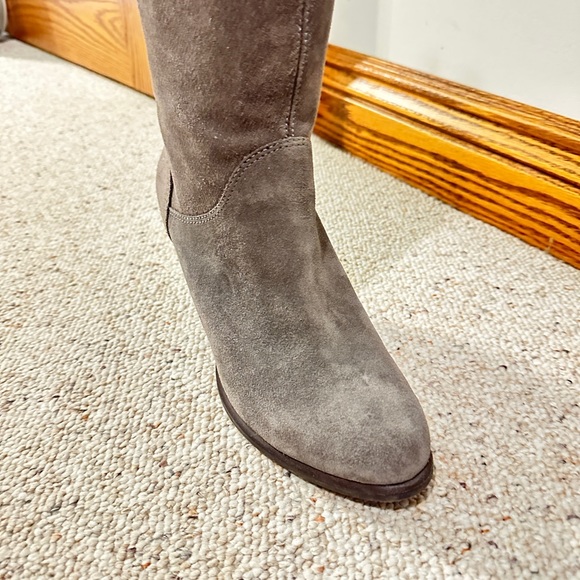 Gray suede knee-high UGG boots - Picture 5 of 8